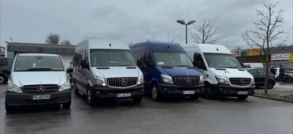 Dubele Mercedes Sprinter ale grupului EuroVan, parcate una lângă alta